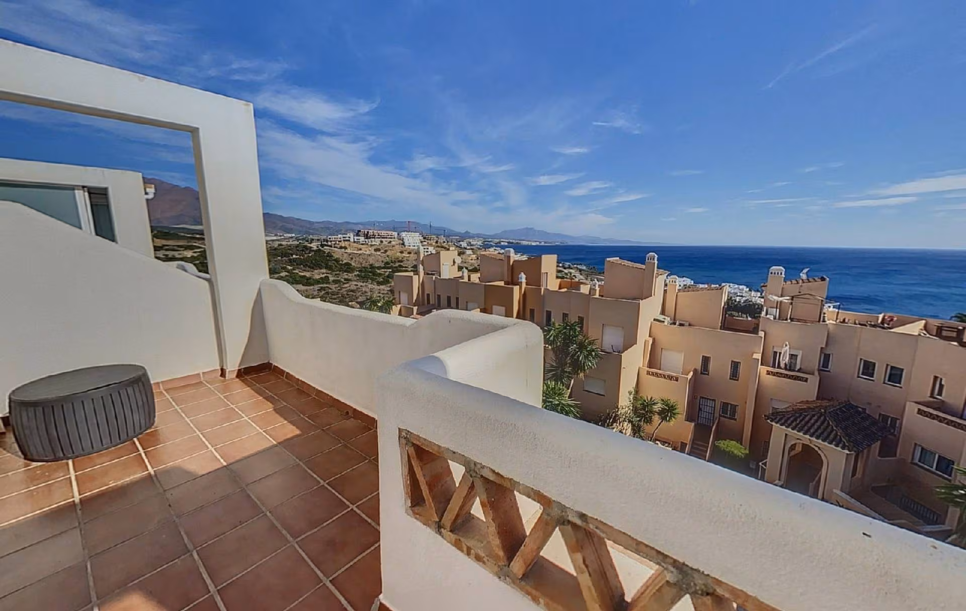 dwupoziomowy penthouse z widokiem na morze w Casares Playa