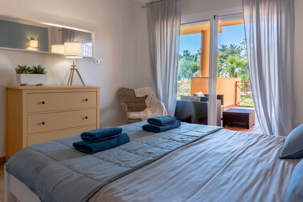 Apartament w Marbella East - sypialnia
