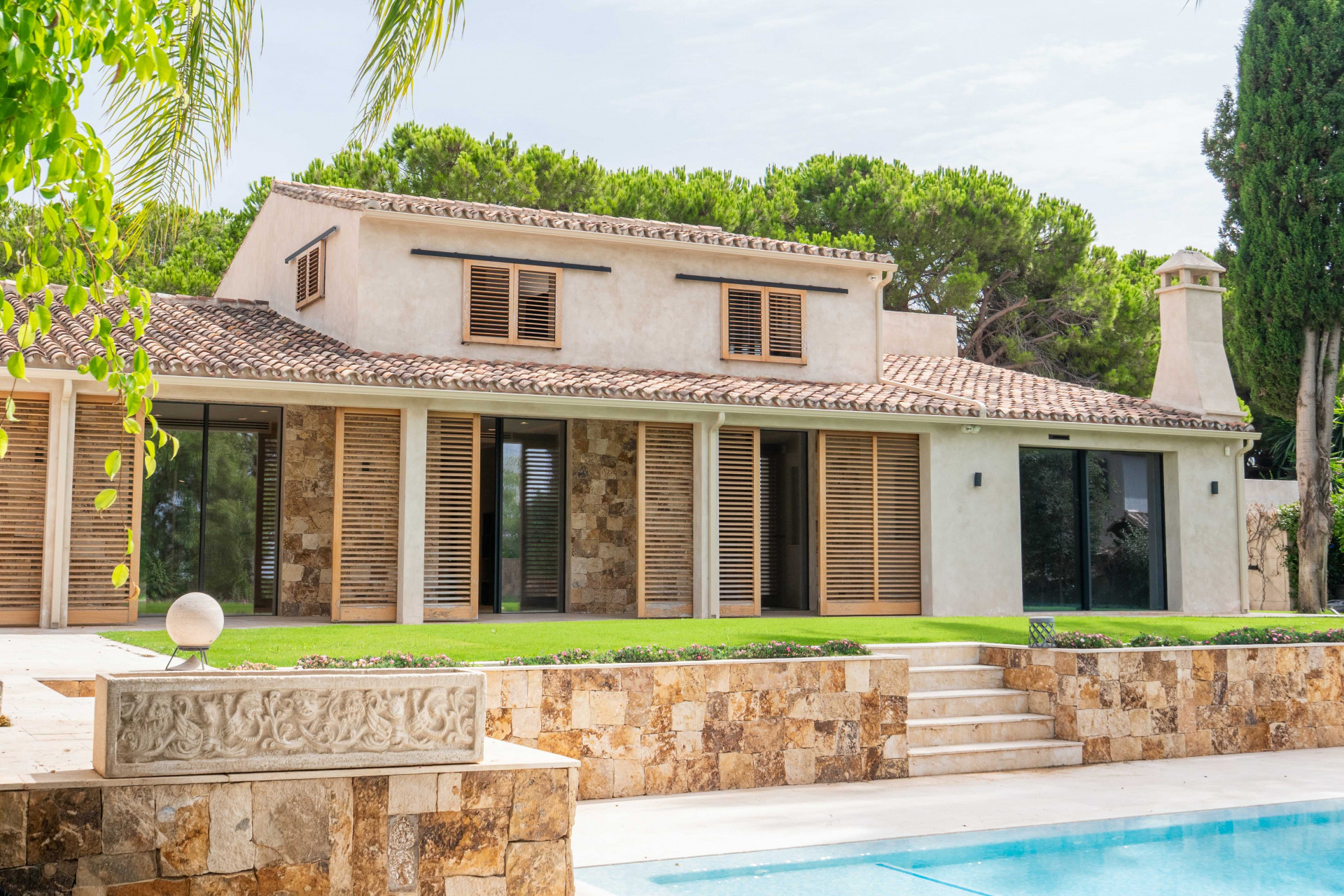 Spektakularna, w pełni odnowiona willa w Rio Real, Marbella