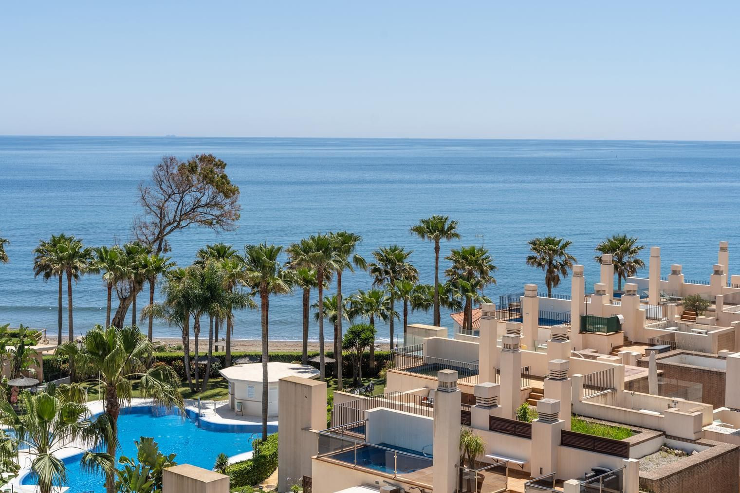 Dupiętrowe mieszkanie w pierwszej linii plaży w Bahia de la Płata, Estepona, Costa del Sol, Hiszpania
