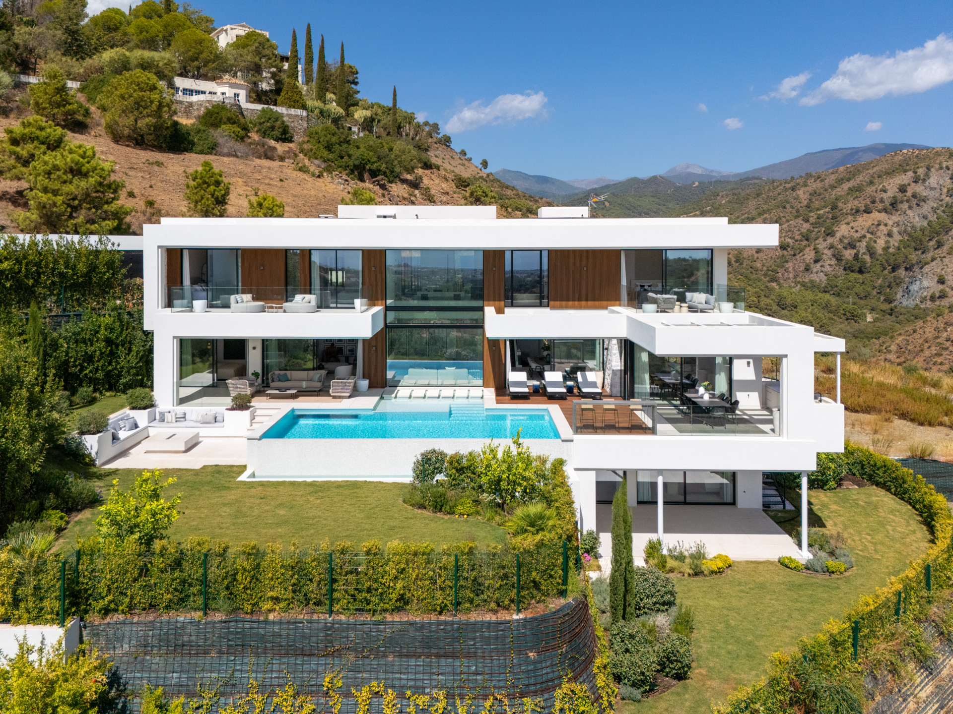 Modern six-bedroom residence in the gated community of Lomas de La Quinta, Benahavis